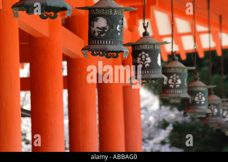 Heian-Schrein, Orange Säulen schwarz Laternen und rosa Kirschblüten, Kyoto, Japan Stockfoto