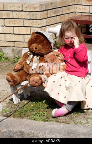 Kleines Mädchen Fischerdorf mit Teddybären Stockfoto