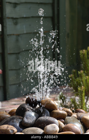 Brunnen-Funktion in einem Hausgarten Stockfoto