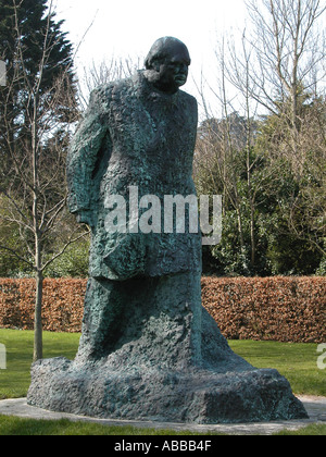 Eine Statue von Sir Winston Churchill, The Pines Garden, St. Margarets Bay, Kent, England Stockfoto