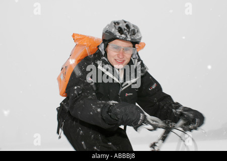 Fahrradkurier im Winter München Bayern Deutschland Europa Stockfoto