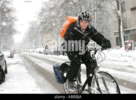 Fahrradkurier im Winter München Bayern Deutschland Europa Stockfoto