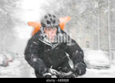 Fahrradkurier im Winter München Bayern Deutschland Europa Stockfoto