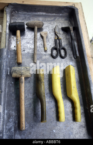 Kompletten Satz von Werkzeugen führen Blatt Arbeitnehmer auf eine Bucht in Walzblei (contd.) Stockfoto