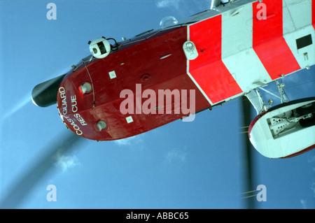 Küstenwache Rettungshubschrauber von unten gesehen Stockfoto