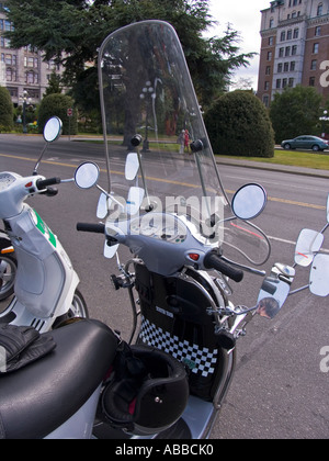 Windschutzscheibe und mehrere Spiegelungen auf Modded, Vespa ET4 Roller parkten auf Regierung Straße Victoria BC Kanada Stockfoto