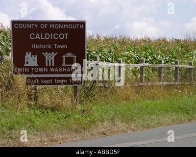 Verkehrsinformation Stadtschild außerhalb der historischen Stadt Caldicot South Wales GB UK 2003 Stockfoto