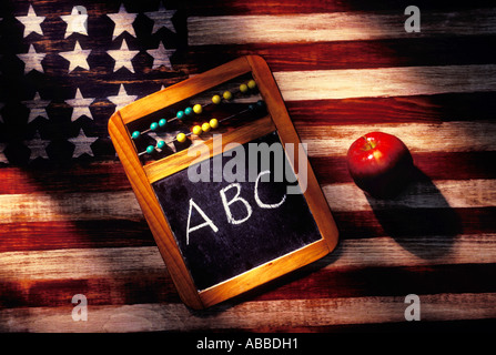 Alte Kinder-Tafel mit ABC in Kreide auf alte Volkskunst amerikanische Flagge mit roten Apfel sitzen Stockfoto