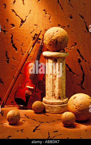 Violine und Sockel mit Steinkugeln Stockfoto