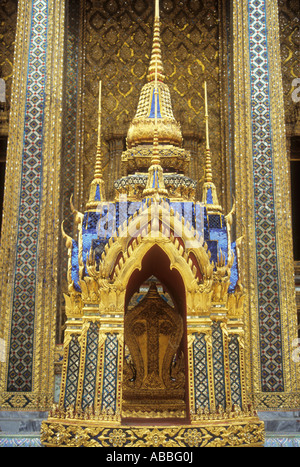 Detail eines schönen Pavillons an der Wat Phra Kaeo, Teil des königlichen Palastes in Bangkok Thailand in komplexen Stockfoto
