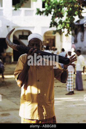 Man spielt traditionelle SIWA oder Seite geblasen Horn Marktplatz Lamu Island Kenia Küste in Ostafrika Stockfoto