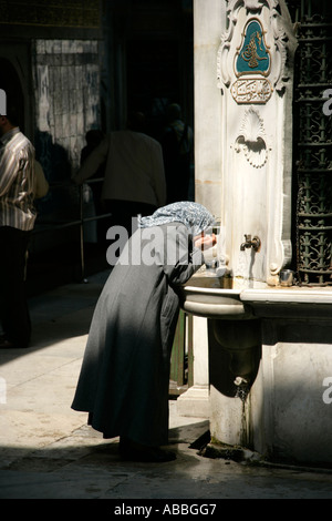 LADY-TRINKWASSER AN DIE EYÜP-MOSCHEE-KOMPLEX, ISTANBUL, TÜRKEI Stockfoto