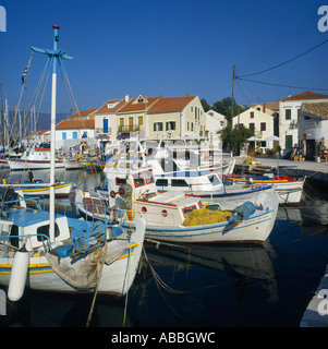 Angelboote/Fischerboote vertäut im Hafen Cafés Läden und Häuser am Kai hinter in Fiscardo Kephallonia Insel griechische Inseln Griechenland Stockfoto