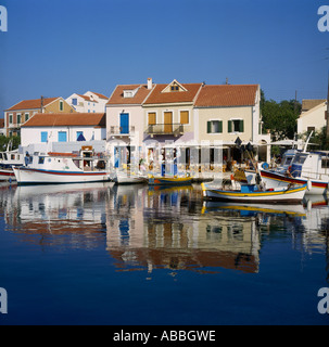 Bunte Fischerboote vertäut vor Hafen Seite Café Läden und Häuser Fiscardo Kephallonia Insel der griechischen Inseln Griechenland Stockfoto