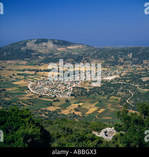 Blick hinunter auf das Dorf von Mount Enos umgeben von kultivierten Feldern Fragata Kephallonia Insel griechische Inseln Griechenland Stockfoto