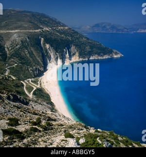 Blick hinunter auf die Bucht mit klarem, blauem Wasser weiße Sand Strand und Zick-Zack Straße hinunter Hang Mirtos Kephallonia Insel griechische Inseln Stockfoto