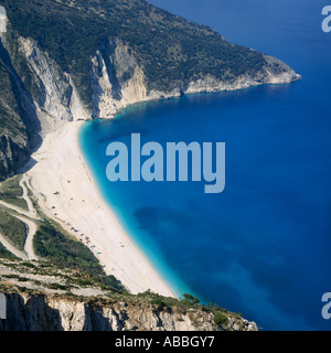 Blick hinunter auf die Bucht mit klarem, blauem Wasser weiße Sand Strand und Zick-Zack Straße hinunter Hang Mirtos Kephallonia Insel griechische Inseln Stockfoto