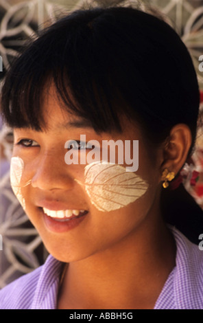 in Birma tragen Frauen und Kinder täglich eine Paste auf ihren Gesichtern gemacht aus Boden Rinde Tanaka Baumes als Sonnencreme und Schönheit Hilfe Stockfoto