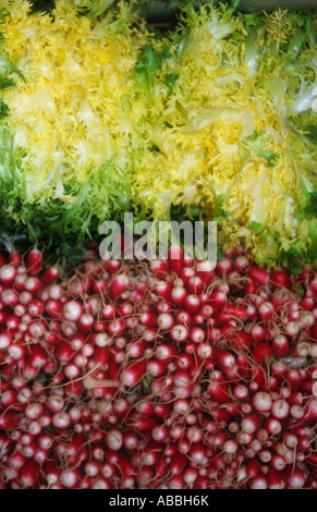 bunte rote Radieschen und Salat grün/gelb Dispalyed in einem Markt zu verkaufen Stockfoto