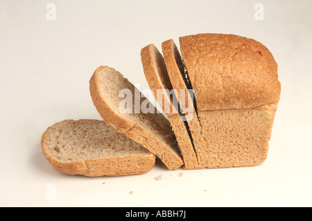 Scheiben Vollkornbrot vor einem weißen Hintergrund Stockfoto