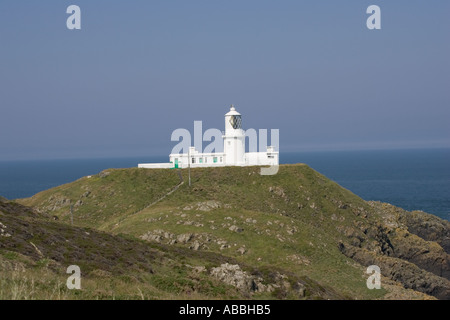 Stolperfallen Head Lighthouse auf St. Michael s Insel Pencaer in der Nähe von Fishguard Pembrokeshire Wales Stockfoto