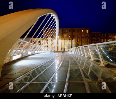 James Joyce-Brücke über den Fluss Liffey in Dublin Irland entworfen vom berühmten Architekten Santiago Calatrava am dusk2005 Stockfoto