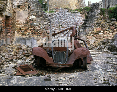 Ausgebrannte Gebäude und Auto, Oradour-Sur-Glane, Haute-Vienne, Frankreich. Stockfoto