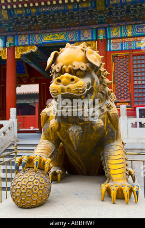 Vergoldete Löwenstatue in der verbotenen Stadt Peking China JMH1438 Stockfoto