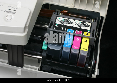 Unabhängigen Dritten hergestellten individuellen Tintenpatronen ausgestattet, um einen Tintenstrahldrucker Stockfoto