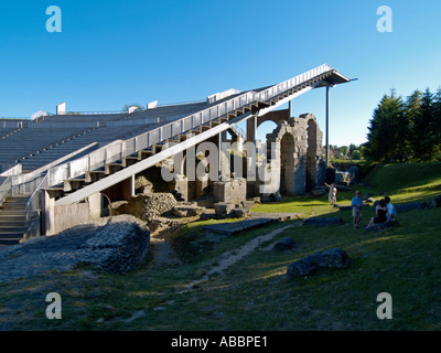 Die historische römische Amphitheater in Grand France im letzten Sommerlicht Stockfoto