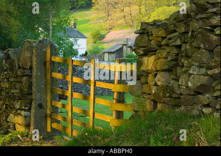 ein traditionelles Lakeland Bauernhaus am Loughrigg Tarn in der Nähe von Ambleside, Lake District, Großbritannien Stockfoto