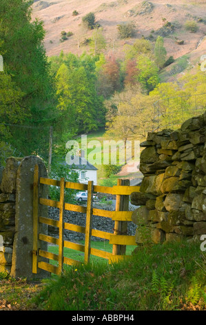 ein traditionelles Lakeland Bauernhaus am Loughrigg Tarn in der Nähe von Ambleside, Lake District, Großbritannien Stockfoto