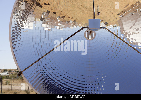 Sonnenscheibe am Kreidefelsen Solarkraftwerk im australischen Outback NSW Stockfoto