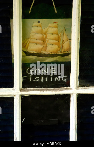 Gone Fishing Zeichen in Tür im malerischen Fischerdorf Dorf von Clovelly an der Nordküste von devon Stockfoto