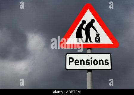 Renten-Schild gegen bedrohliche Wolken Stockfoto