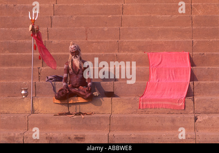 CMP70351 indischen Sadhu Hindu Priester beten am Fluss Ganges in der ältesten Stadt Banaras jetzt Varanasi Uttar Pradesh, Indien Stockfoto