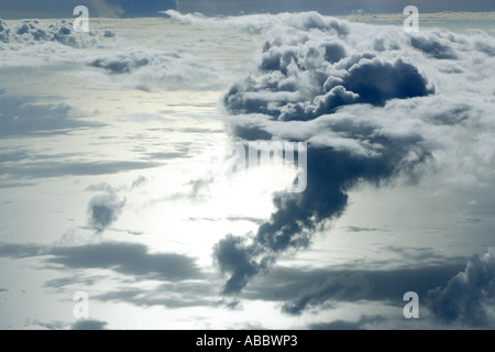 Fliegen in Wolken über das Great Barrier Reef in der Coral Sea von Cairns nach Lizard Island Stockfoto