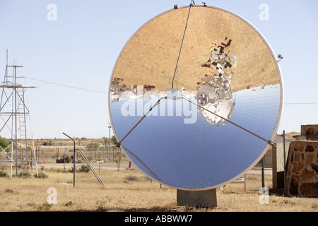 Einer der vierzehn Scheiben auf die Kreidefelsen Solarkraftwerk im australischen Outback NSW Stockfoto