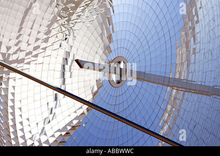 Nahaufnahme eines der vierzehn Discs auf den weißen Klippen Solarkraftwerk im australischen Outback, NSW Stockfoto