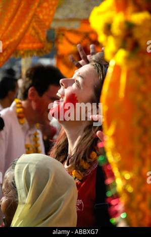 Westlichen Fräulein mit roter Farbe im Gesicht ist Lachen und feiern auf der Straße Jaipur Holi Festival Rajasthan Indien Stockfoto