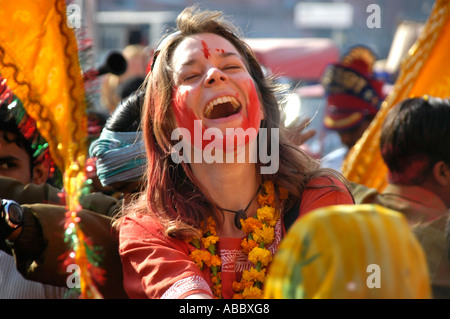 Westlichen Fräulein mit roter Farbe im Gesicht ist laut lachen und feiern auf der Straße Jaipur-Holi-Fest Stockfoto