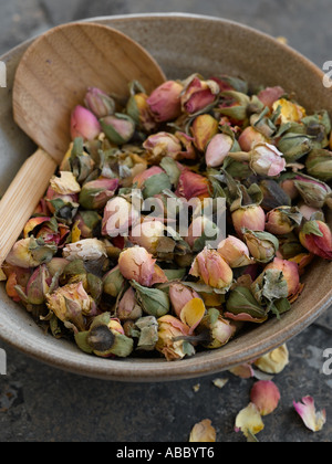 Getrocknete Rosenknospen in Keramikschale mit hölzernen Schöpflöffel - high-End Hasselblad 61mb digitales Bild Stockfoto