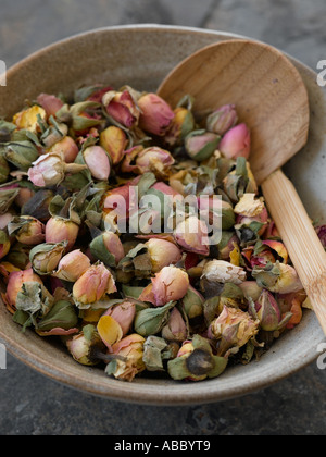 Getrocknete Rosenknospen in Keramikschale mit hölzernen Schöpflöffel - high-End Hasselblad 61mb digitales Bild Stockfoto