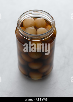 Geöffnet Glas Silberzwiebeln auf Metall Arbeitsplatte - high-End Hasselblad 61mb digitales Bild Stockfoto