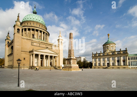 Potsdam Brandenburg Deutschland Kirche St. Nikolai am alten Marktplatz mit dem alten Rathaus Rathaus Stockfoto