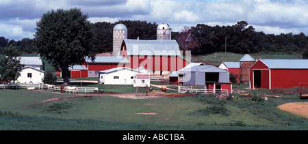 Wisconsin Milchviehbetrieb mit Pflanzen rote Scheune Silos Nebengebäuden und ländlicher Umgebung Stockfoto