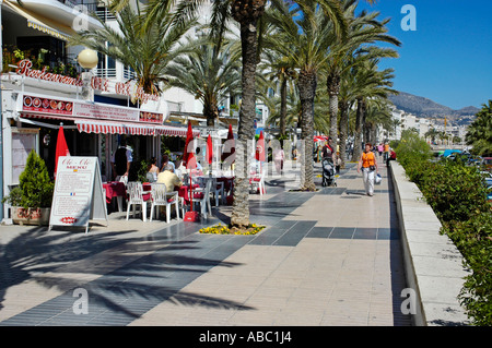 Restaurants und Touristen auf dem Brett Fuß, Paseo, Altea, Costa Blanca, Spanien Stockfoto