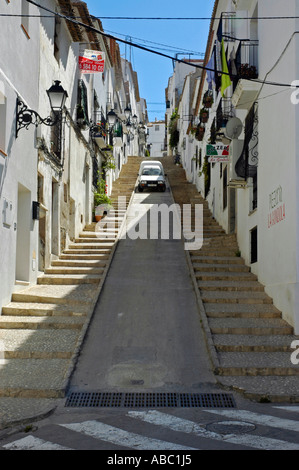 Parkplatz in einer steilen Gasse in der Altstadt, Altea, Costa Blanca, Spanien Stockfoto