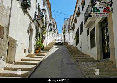 Parkplatz in einer steilen Gasse in der Altstadt, Altea, Costa Blanca, Spanien Stockfoto