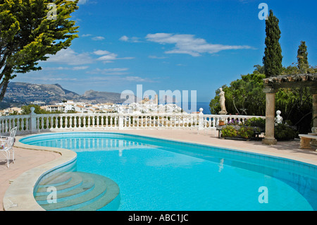 Luxuriösen Swimmingpool mit Blick auf die Stadt und die Küste, Altea, Costa Blanca, Spanien Stockfoto